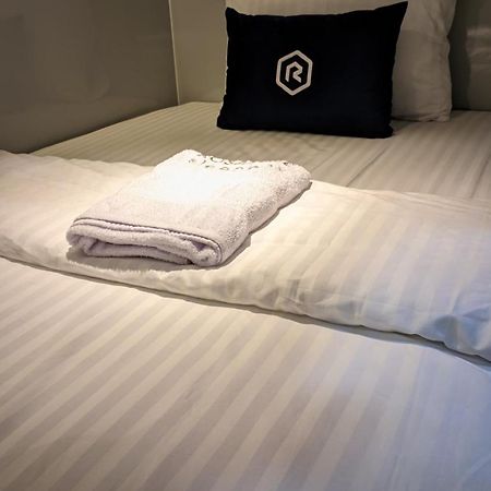 Rosalyne Sleepbox Tugu 2 Hotel Джокякарта Екстериор снимка