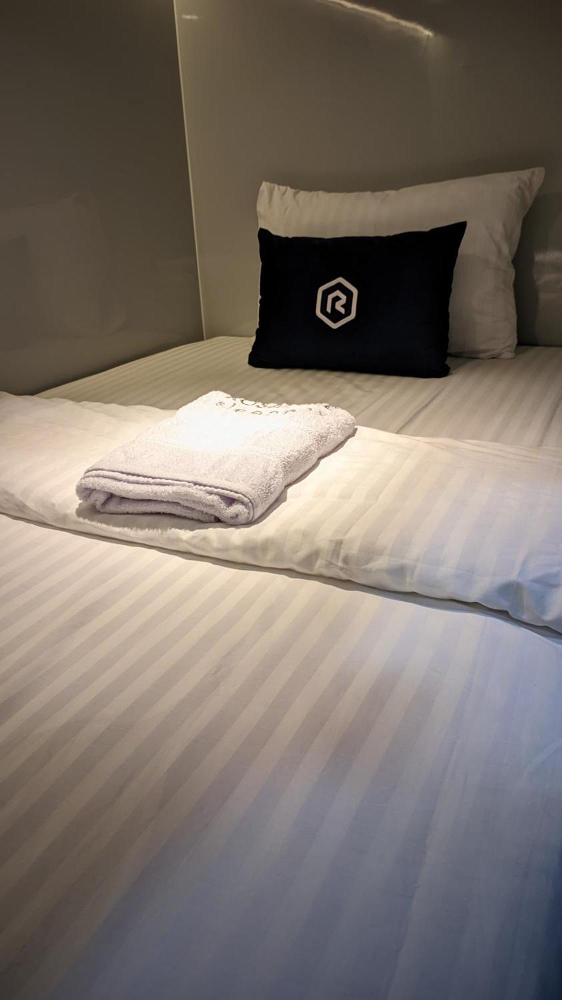 Rosalyne Sleepbox Tugu 2 Hotel Джокякарта Екстериор снимка